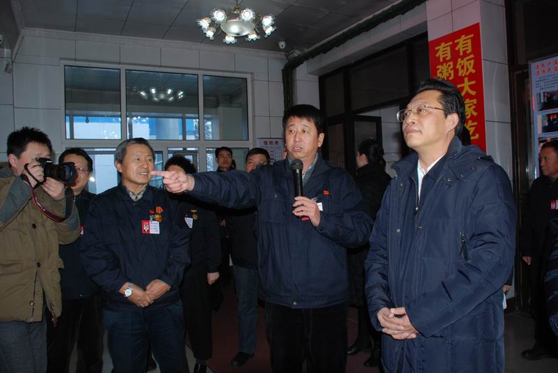 15.張雨浦書記、閆子忠副市長(zhǎng)等領(lǐng)導(dǎo)觀看公司榮譽(yù)展